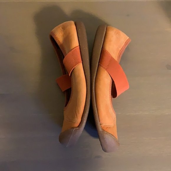 Keen Orange Leather Mary Jane Flats with Rubber Soles - Women’s Size 8 - Picture 10 of 11